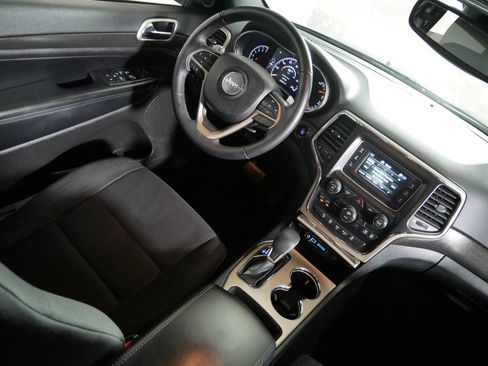 Used 2017 Jeep Grand Cherokee Laredo w/ Quick Order Package 23E AWD/4WD image 9