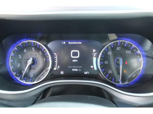 Used 2025 Chrysler Pacifica Limited image 21