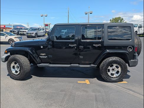 Used 2017 Jeep Wrangler Unlimited Sahara AWD/4WD image 9