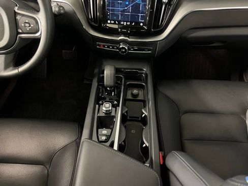 Used 2024 Volvo XC60 B5 Core image 16