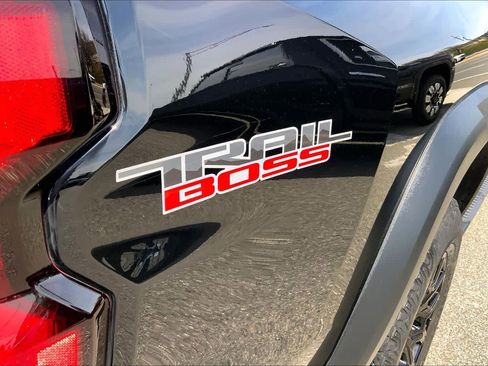 Used 2023 Chevrolet Colorado Trail Boss w/ Technology Package AWD/4WD image 10