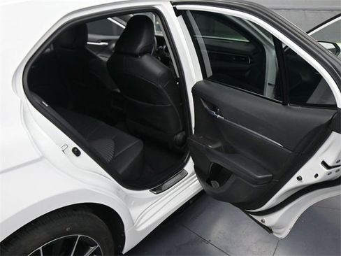 Used 2022 Toyota Camry SE image 14