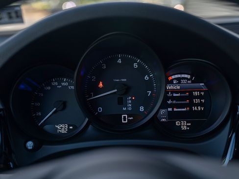 Certified 2026 Porsche Macan AWD/4WD image 9