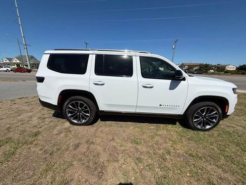 Used 2025 Jeep Wagoneer Series III w/ Premium Group I AWD/4WD image 8