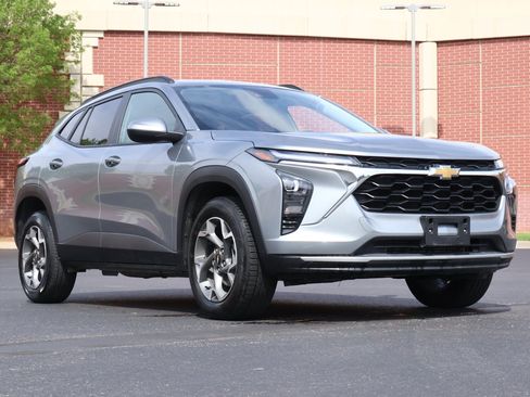 Used 2025 Chevrolet Trax LT FWD image 1