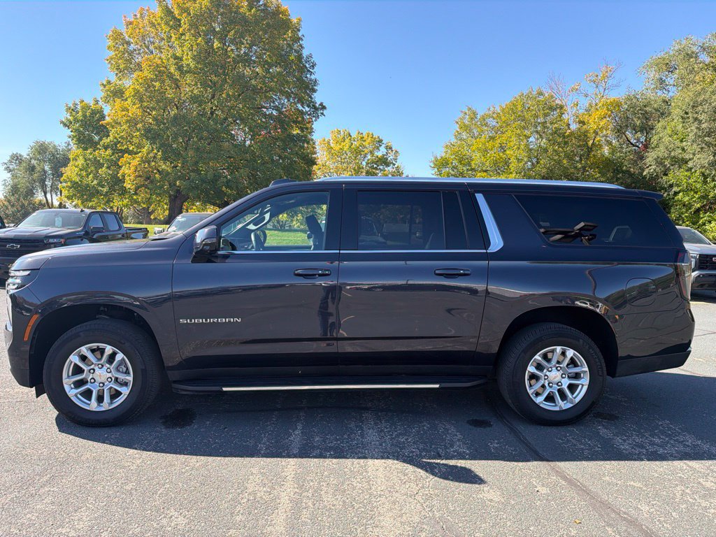 Used 2026 Chevrolet Suburban LT w/ Comfort Package AWD/4WD image 4