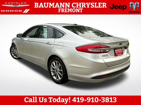 Used 2017 Ford Fusion SE FWD image 4