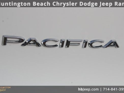 Used 2026 Chrysler Pacifica Select image 6