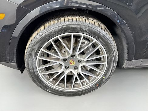 Used 2023 Porsche Cayenne Platinum Edition image 37