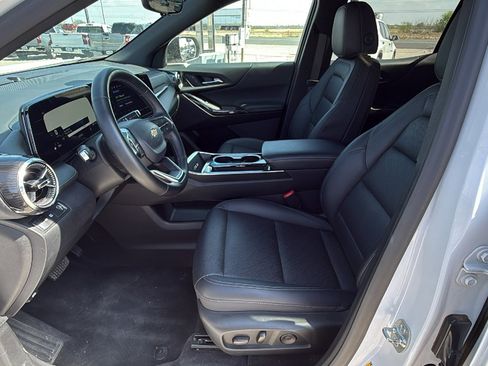 Used 2025 Chevrolet Equinox LT w/ Convenience Package II image 11