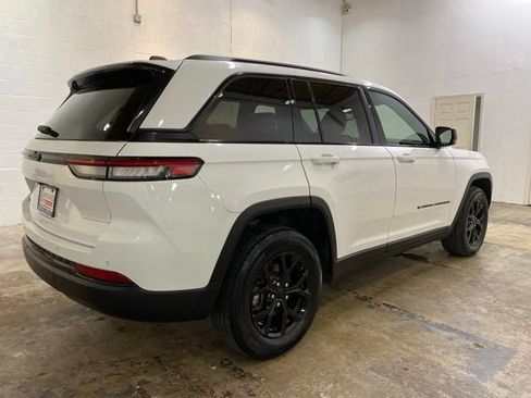 Used 2024 Jeep Grand Cherokee Altitude AWD/4WD image 5
