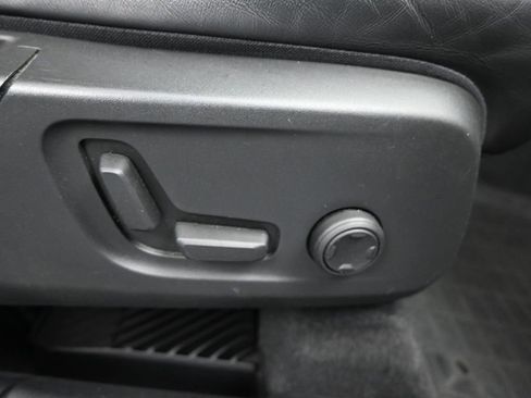 Used 2019 Volvo XC40 T5 R-Design image 12