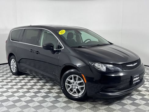 Used 2022 Chrysler Voyager LX image 2