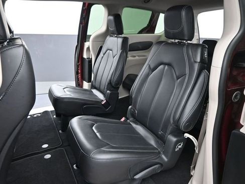 Used 2023 Chrysler Pacifica Touring-L AWD/4WD image 13
