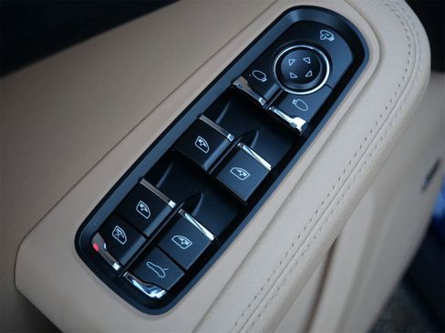 Used 2025 Porsche Macan image 12