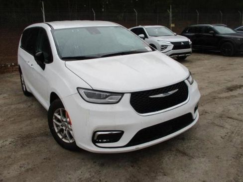 Used 2024 Chrysler Pacifica Touring-L image 19