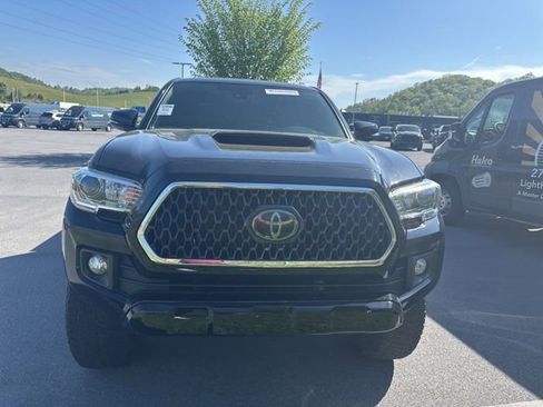 Used 2018 Toyota Tacoma TRD Sport image 7