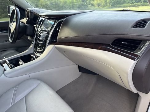 Used 2016 Cadillac Escalade ESV Luxury RWD image 30