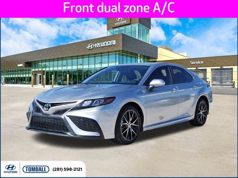 Used 2024 Toyota Camry SE image 1