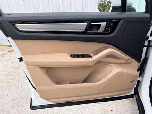 Used 2023 Porsche Cayenne Platinum Edition image 44