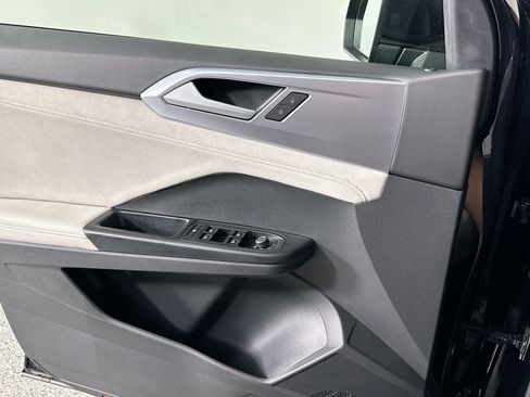 Certified 2025 Volkswagen Taos SE image 15