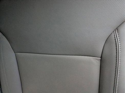 Used 2023 GMC Yukon SLT w/ SLT Luxury Package image 16