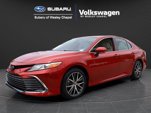 Used 2024 Toyota Camry XLE FWD image 3