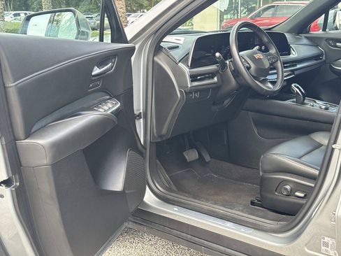 Used 2025 Cadillac XT4 Premium Luxury FWD image 13