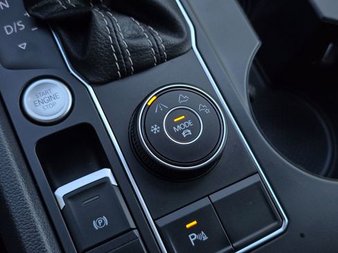 Used 2021 Volkswagen Atlas Cross Sport SE image 34