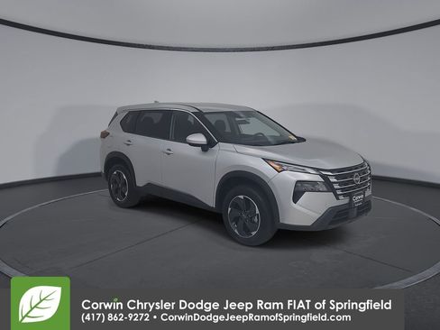 Used 2025 Nissan Rogue SV image 3