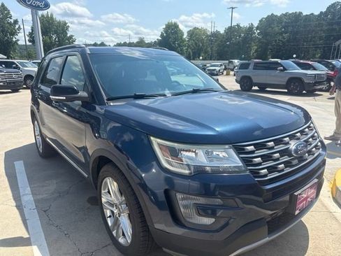 Used 2017 Ford Explorer XLT w/ Equipment Group 202A FWD image 3