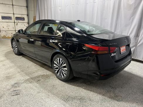 Used 2024 Nissan Altima 2.5 SV FWD image 2