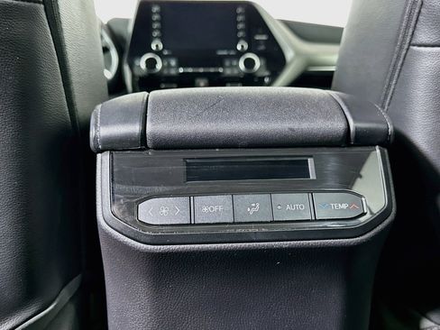 Used 2022 Toyota Highlander XLE FWD image 27