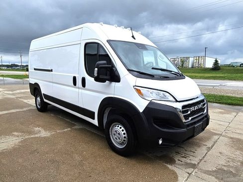 Used 2024 RAM ProMaster 2500 w/ Safety Group FWD image 3