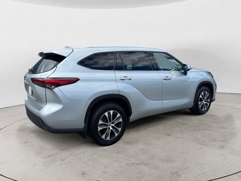 Used 2021 Toyota Highlander XLE AWD/4WD image 7