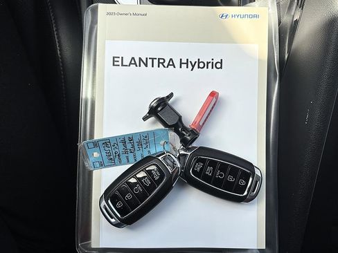 Used 2023 Hyundai Elantra Limited image 30