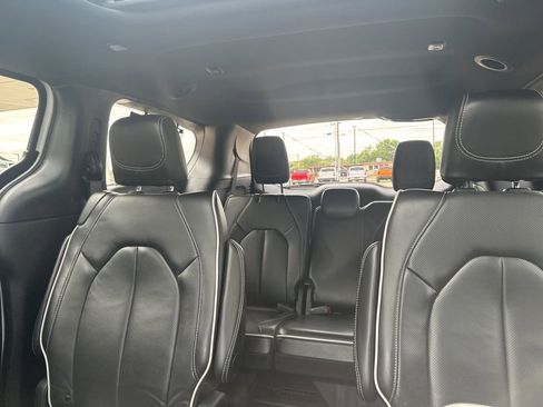Used 2025 Chrysler Pacifica Limited FWD image 28
