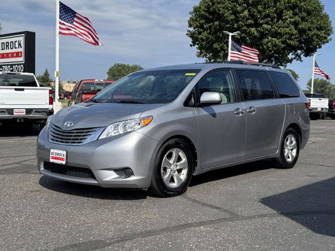 Used 2017 Toyota Sienna LE FWD image 3
