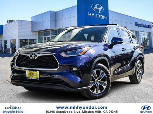 Used 2021 Toyota Highlander XLE image 1