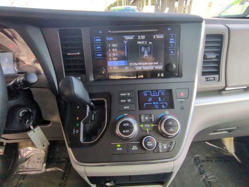 Used 2015 Toyota Sienna LE image 17