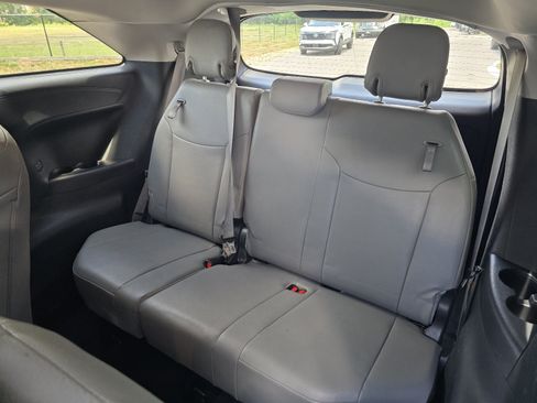 Used 2025 Toyota Sienna XLE FWD image 11