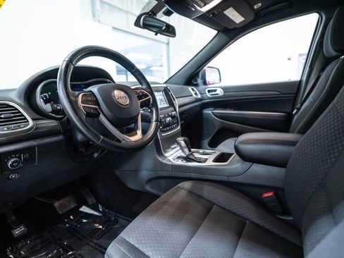 Used 2019 Jeep Grand Cherokee Laredo w/ Security & Convenience Group AWD/4WD image 4