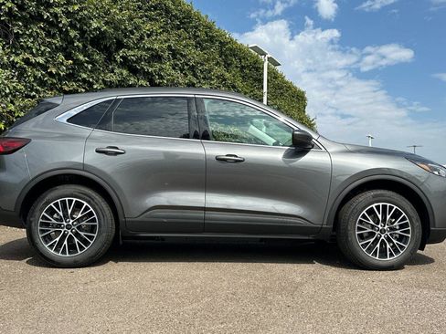 New 2025 Ford Escape SE image 3