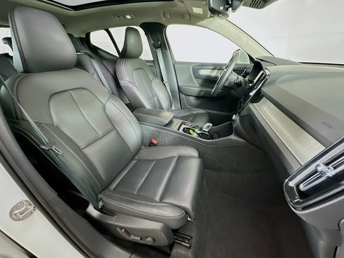 Used 2025 Volvo XC40 B5 Plus AWD/4WD image 31