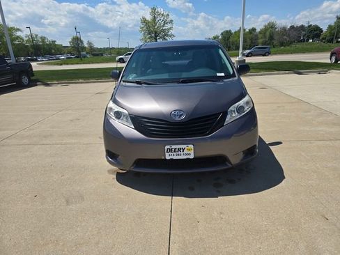 Used 2013 Toyota Sienna L w/ Towing Pkg FWD image 2