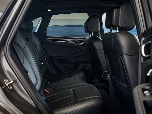 Certified 2018 Porsche Macan image 41