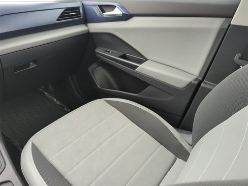 Used 2022 Volkswagen Taos SE w/ Panoramic Sunroof Package image 27