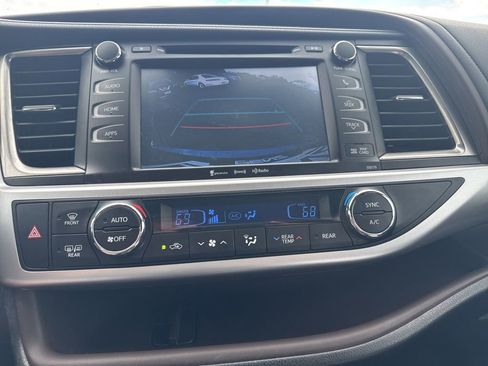 Used 2017 Toyota Highlander XLE AWD/4WD image 19