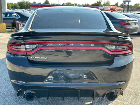 Used 2017 Dodge Charger SE RWD image 7