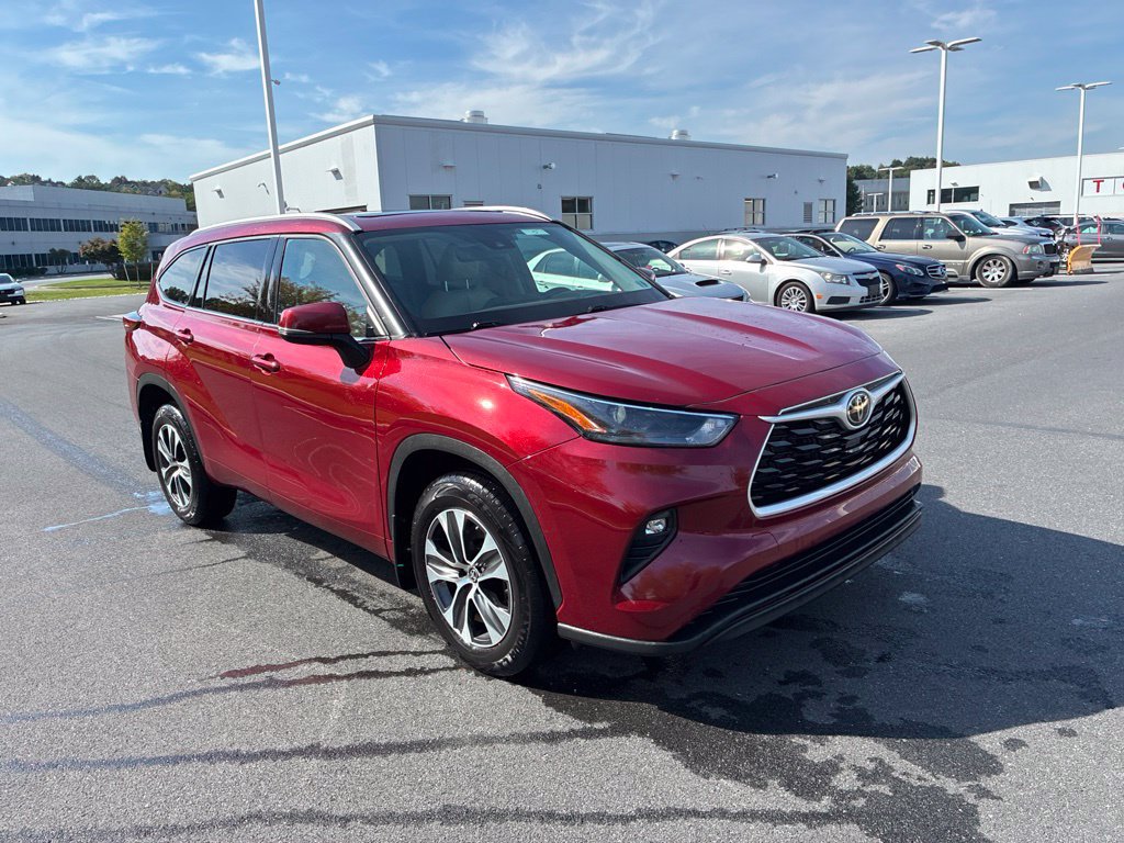 Used 2022 Toyota Highlander XLE AWD/4WD image 1
